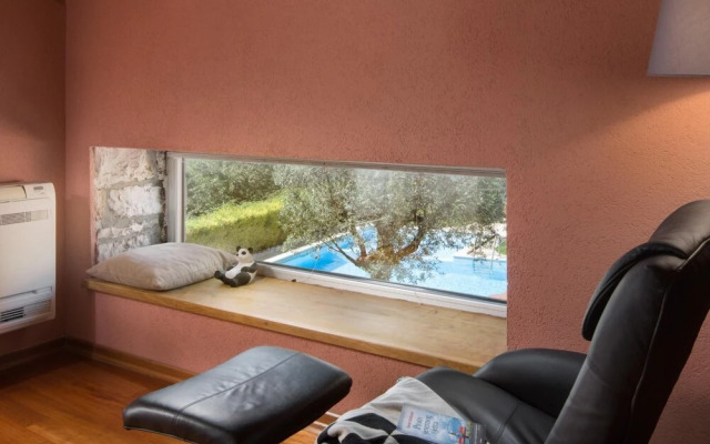 Art Villa Sis With Private Pool