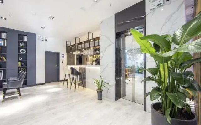 Live by Mountains Hotel(阳朔借山而居酒店（西街店）)