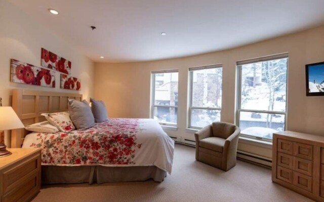 Ski In Ski Out condo with Access to Vail Mountain by RedAwning