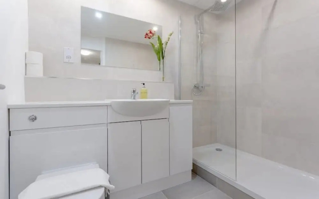 Kensington Gardens 2 Bedroom Flat With a Balcony