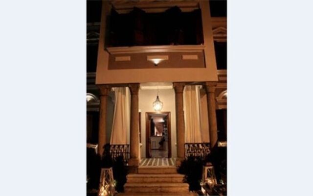 Life Gallery Hotel