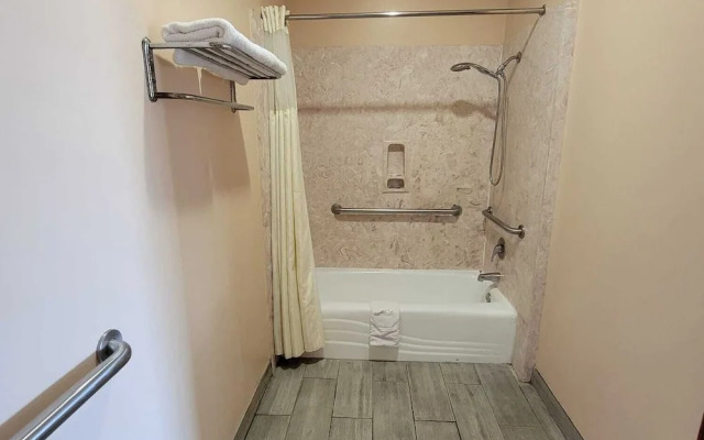 Woodland Inn & Suites