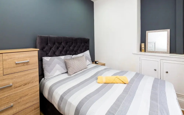 Lush Apartments 4 Bedroom House Claude
