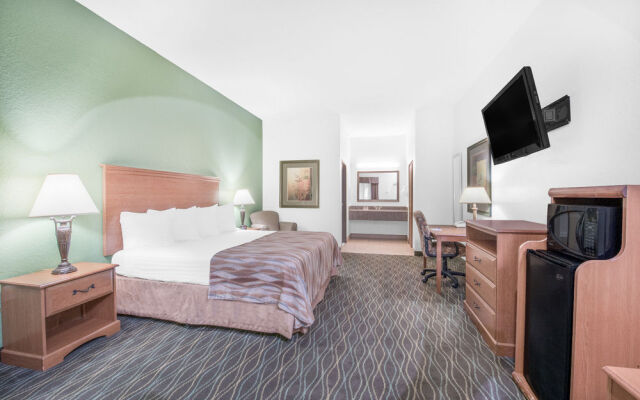 Baymont Inn & Suites Pearsall