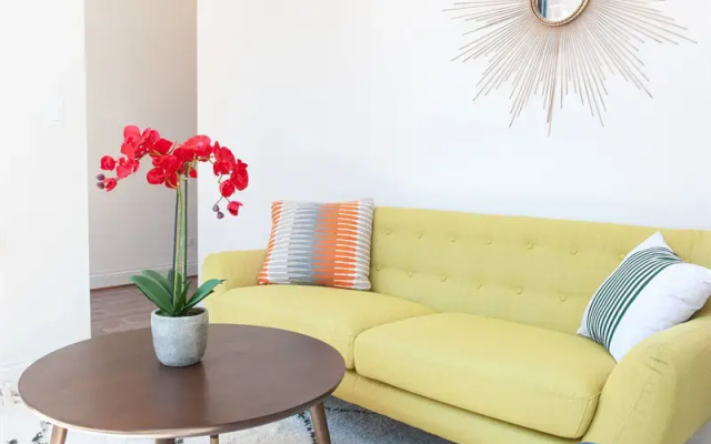 Sleek Studio in Lincoln Park by Sonder
