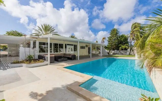 New 5 Bedroom Private Pool Near Superfood