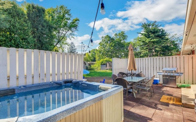 Beautiful Home With Private Hot Tub Close To Everything 4 Bedroom Residence by Redawning