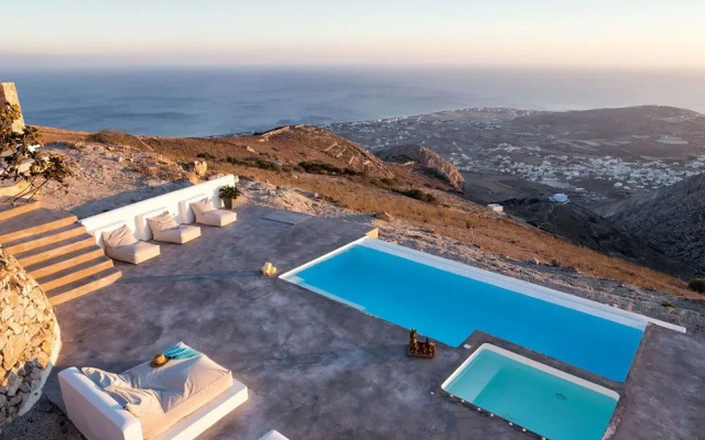 Sleeps8-parking-garden-pool-sunsets-barbeque