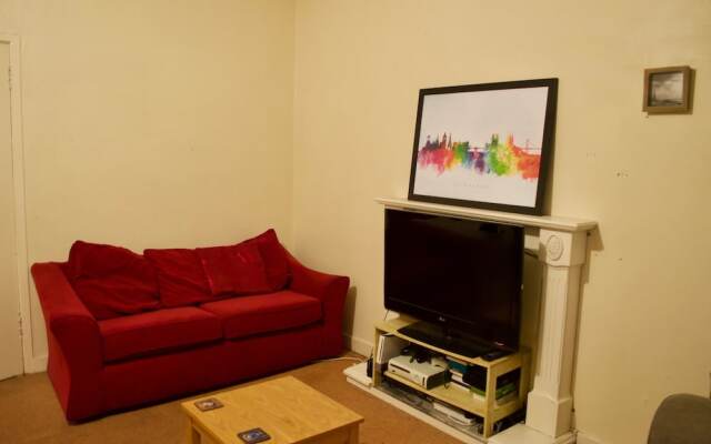 Cosy 2 Bedroom Flat off the Royal Mile