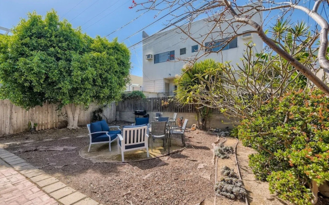 Signature KING 1BR In Top Beach Location (AB)