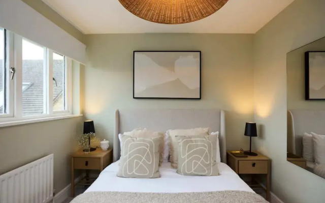 The Isleworth Place - Stunning 1bdr Flat With Balcony