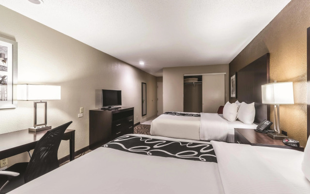 La Quinta Inn & Suites by Wyndham Collinsville - St. Louis
