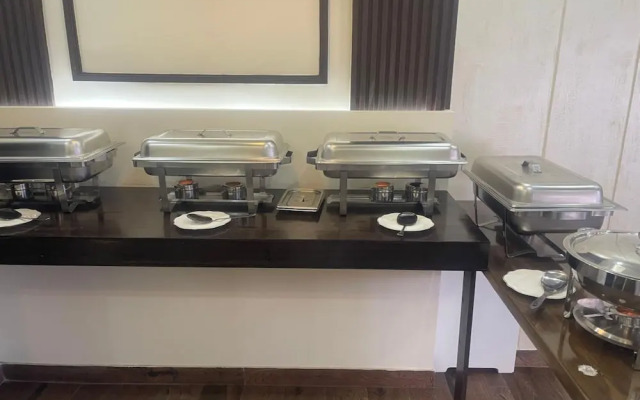 OYO Townhouse 156 Rose Hotel Apartments.
