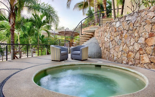 Luxury Suite With Garden and Ocean View