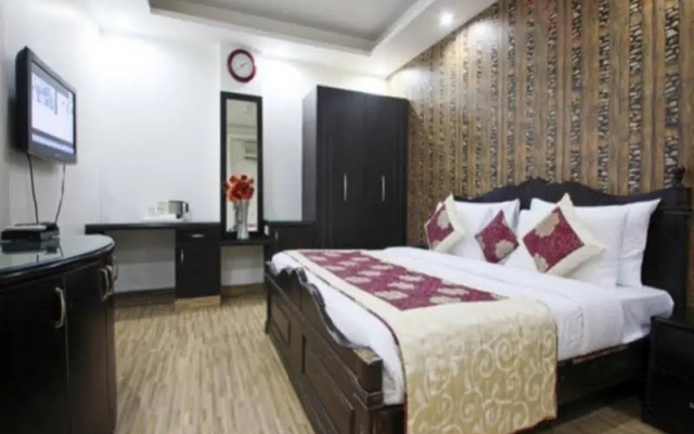 OYO 1908 Hotel Universe Inn