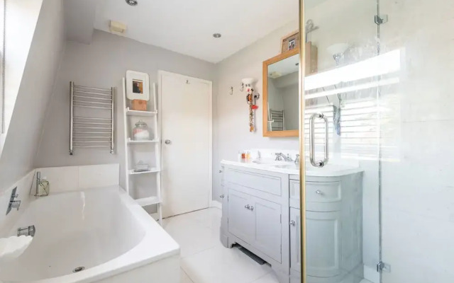 Comforting Clapham Home By The Overground Station