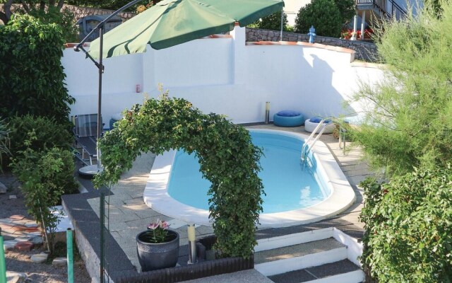 Stunning Home in Cavle With Wifi and 3 Bedrooms