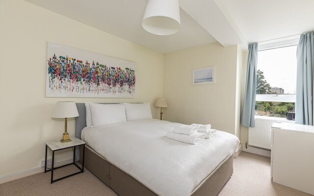 Bright 2 BR Battersea Flat With Great Location