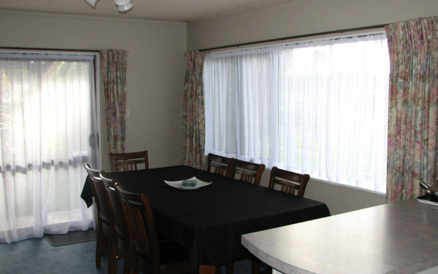 Cobblestone Court Motel – Wenzel Motels