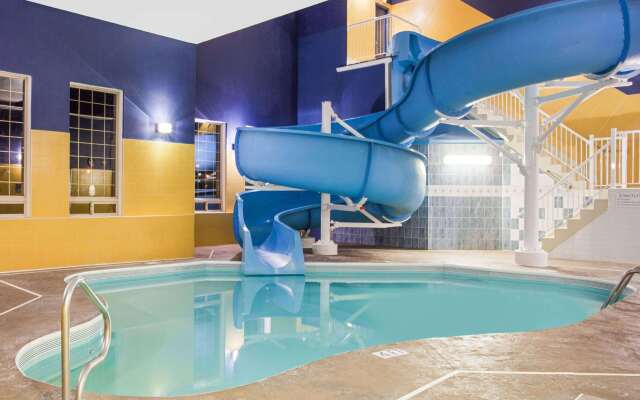 Ramada by Wyndham Red Deer Hotel and Suites