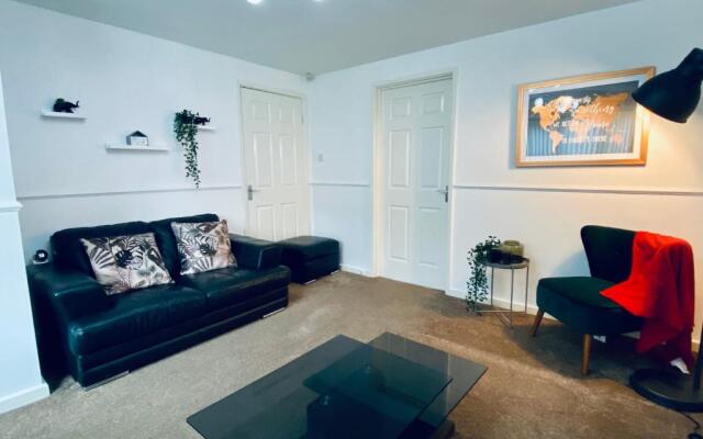 Comfortable Manchester House with Conservatory & Parking