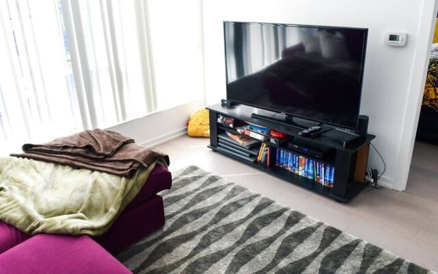 Trendy Modern 1 Bedroom Flat in the Heart of Downtown