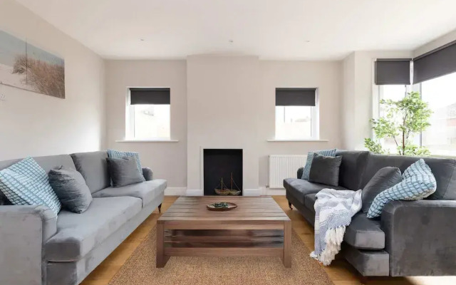 Modern 5-bedroom Retreat Nr Coast