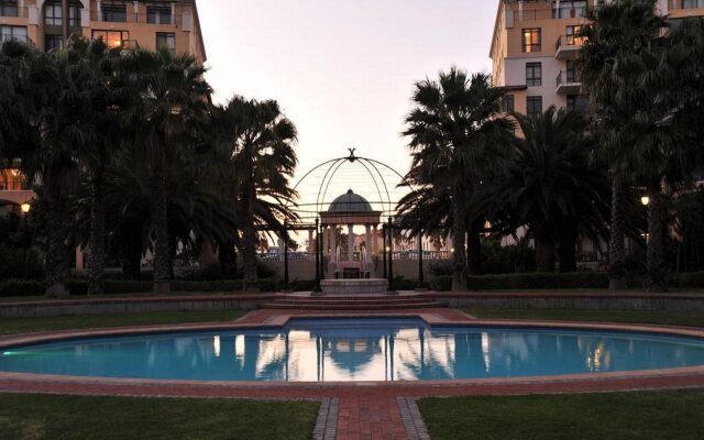 Island Club Hotel & Apartments