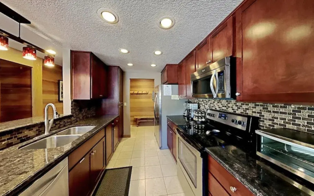 Slopeside Deluxe 2 Bedroom Condo with Free Parking, Spa, Free Gondola (Sierra Megeve 25) by RedAwning