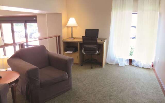 La Quinta Inn & Suites by Wyndham Stamford / New York City