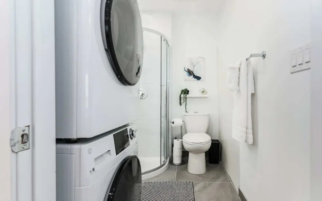 Elegant Suite—Near Kensington Market, Sleeps 8