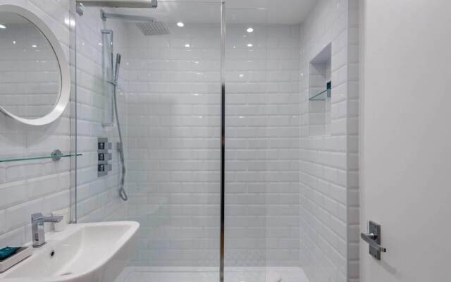 1BR Flat Ideally Located In Zone 2, Fits 3