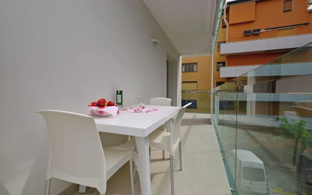 Comfortable Vacation Retreat With Balcony
