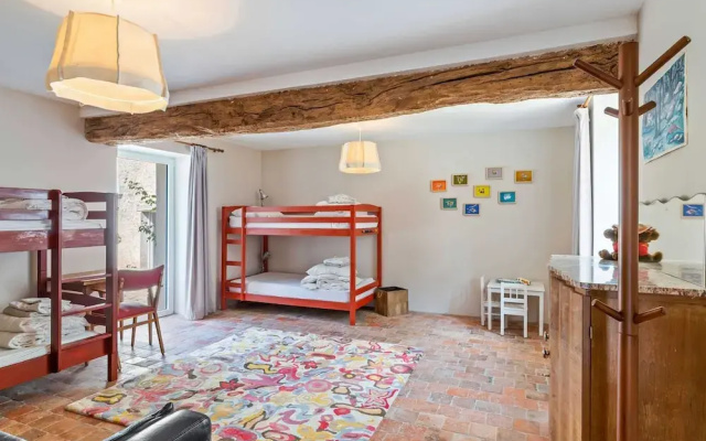 Charming Holiday Home in Yevre-la-Ville with Pool