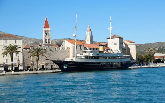 Trogir Stylish Apartment With Balcony and Sea View