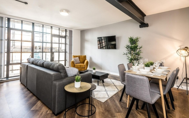 Manhattan Style Apartment with Balcony