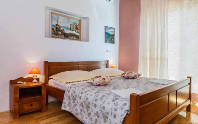 Villa Paladin - Spacious Villa with Pool near Garden Resort - 7 Min walk