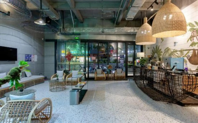 Jue Hotel (Greenbelt Window of Zhengzhou High-speed Railway East Station)