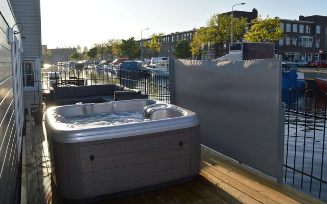 Beautiful Houseboat With Terrace, Jacuzzi