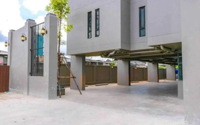 RQ Bangkok Sukhumvit 107 by Collection O