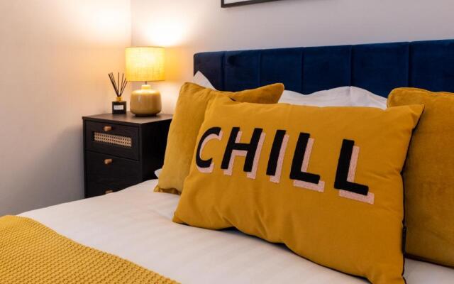 Stylish 2 bed town centre apartment with parking