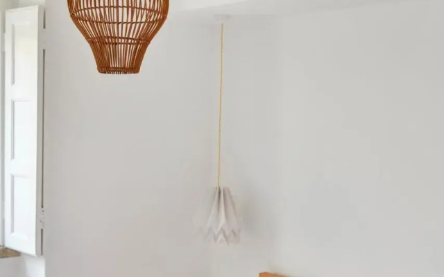 Sunny Renovated Apt With AC, By TimeCooler