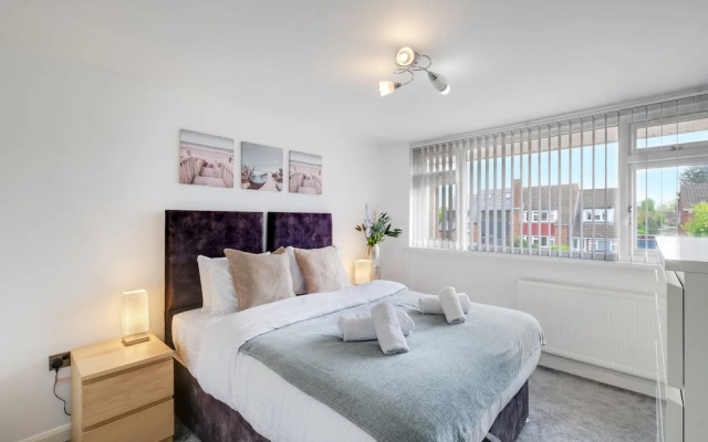 Elegant 5 Bed Home with Garden- Slough
