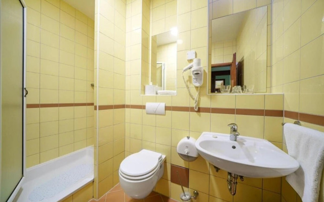 Cozy Park View Room With Breakfast Included