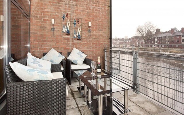 3 Emperors Wharf with Stunning River Views