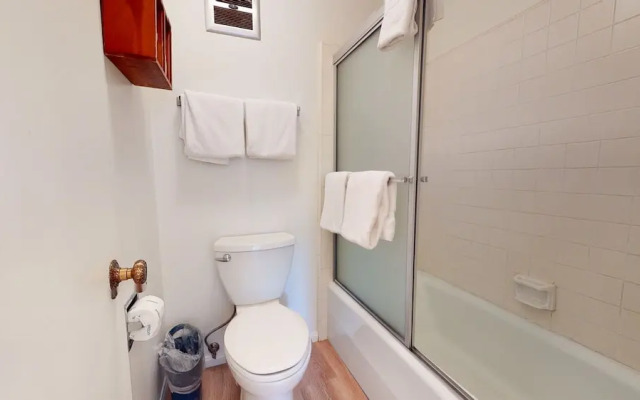 Chateau Sierra 50 Pet-Friendly with Great Complex Amenities, On the Shuttle Route, Private Washer Dryer, by RedAwning