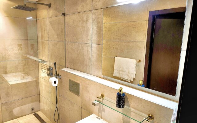 Elegant 2Bed Gem-5star Service-Pools-Gym