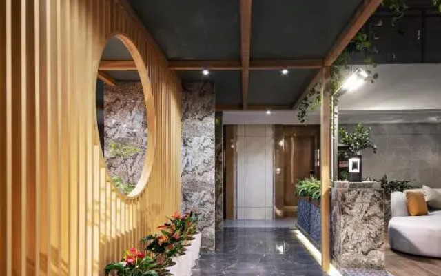 Xingfu Holiday Hotel (Buji Shenzhen East Railway Station Branch)