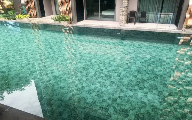 Emerald 412a - Studio With Balcony and Shared Pool