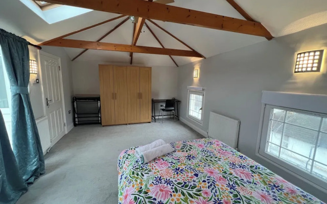 3 Bedroom House in London - Private Garage - Wi-fi